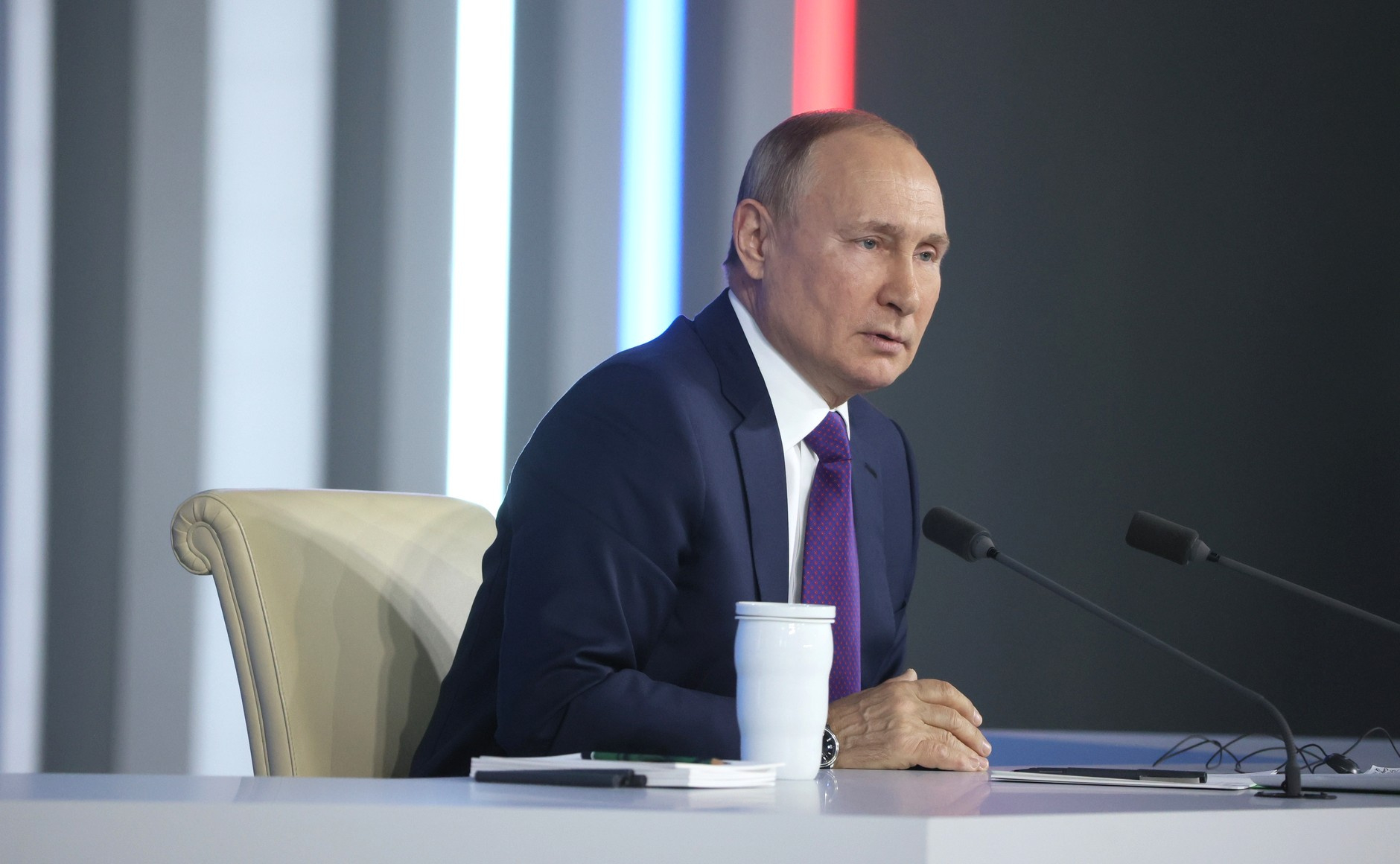 Путин: Запад поощрял террор в Донбассе и использует украинский народ как пушечное мясо