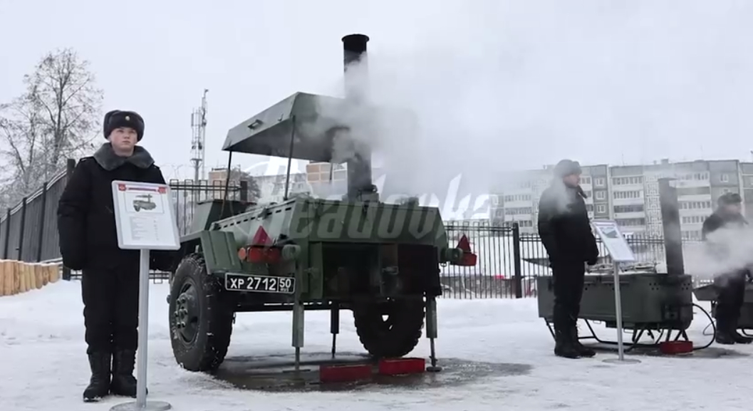 Сотрудники МО РФ обучают военных приготовлению пищи на базе полевых кухонь