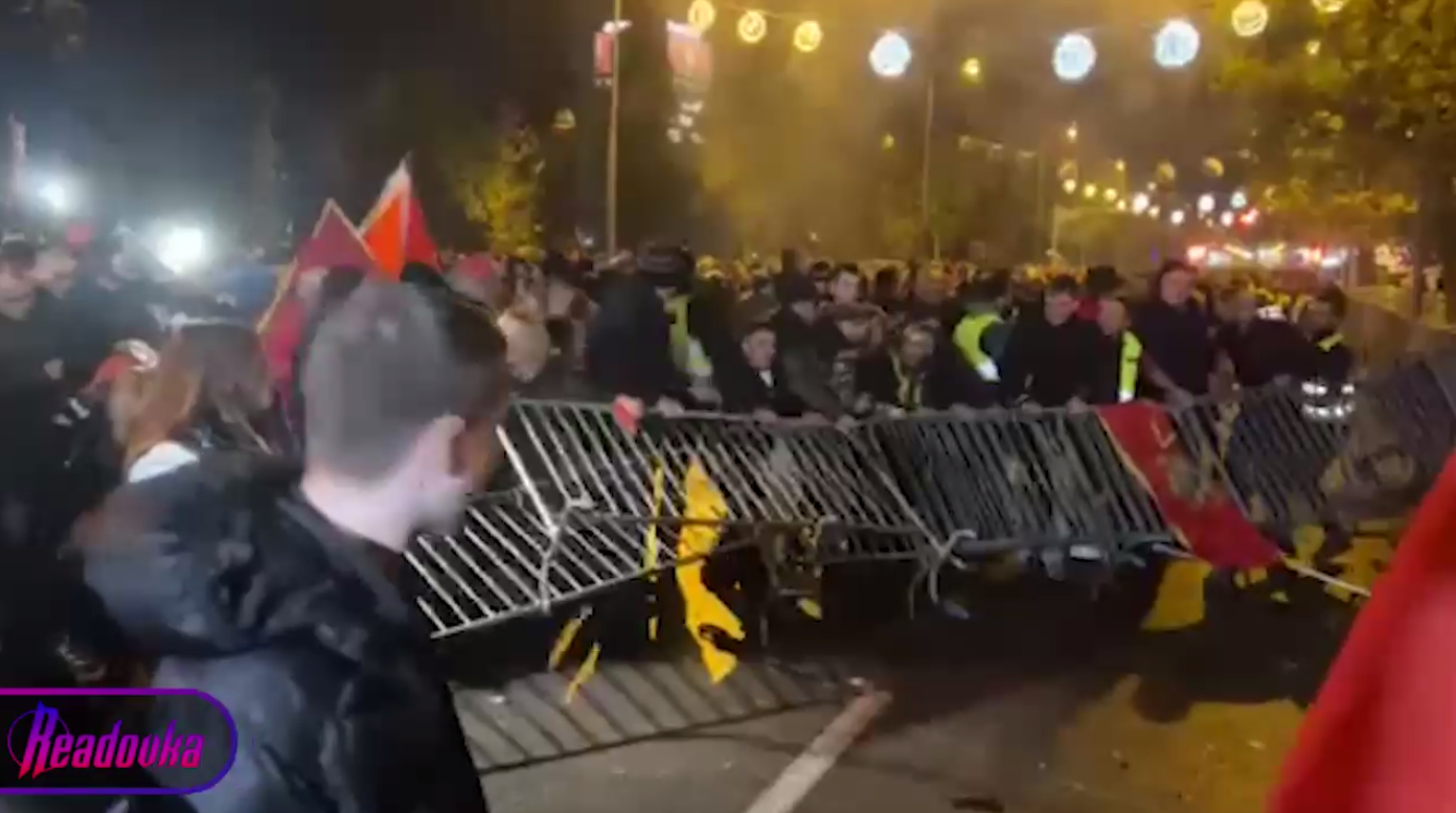 Жители Черногории вышли на акцию протеста