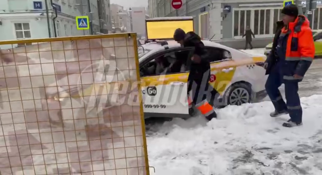 В Москве таксист «Яндекса» и рабочий подрались, не поделив дорогу