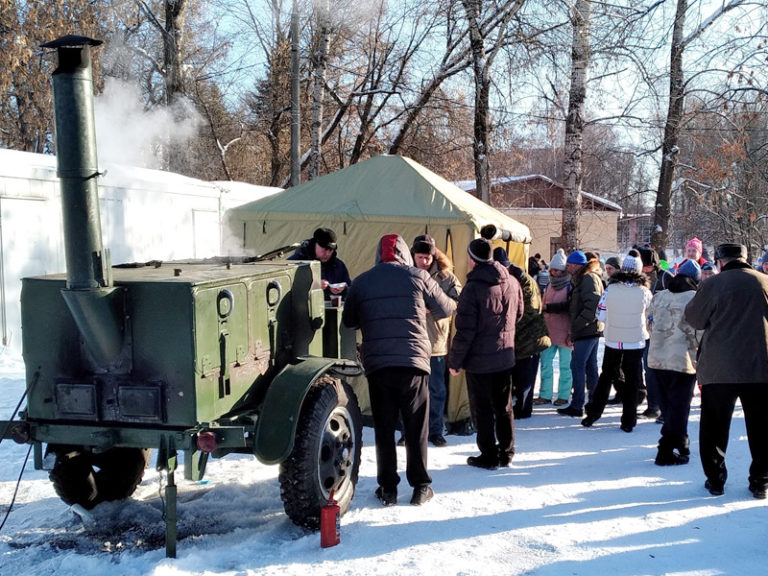 В Москве для коммунальщиков, сражающихся с последствиями снегопада, развернули полевую кухню