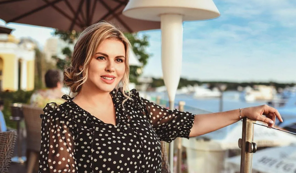 Семенович заявила, что ее большая грудь способствует оздоровлению мужчин
