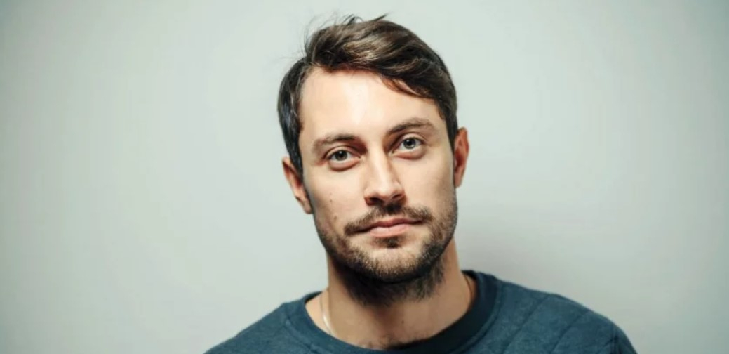 Актер Антон Филипенко победил на шоу «Звезды в Африке» и выиграл 5 млн рублей