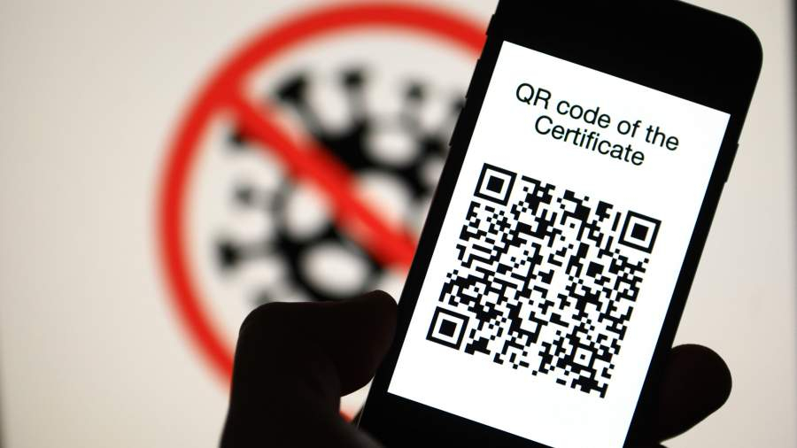Роспотребнадзор оценил возможность возвращения в РФ QR-кодов