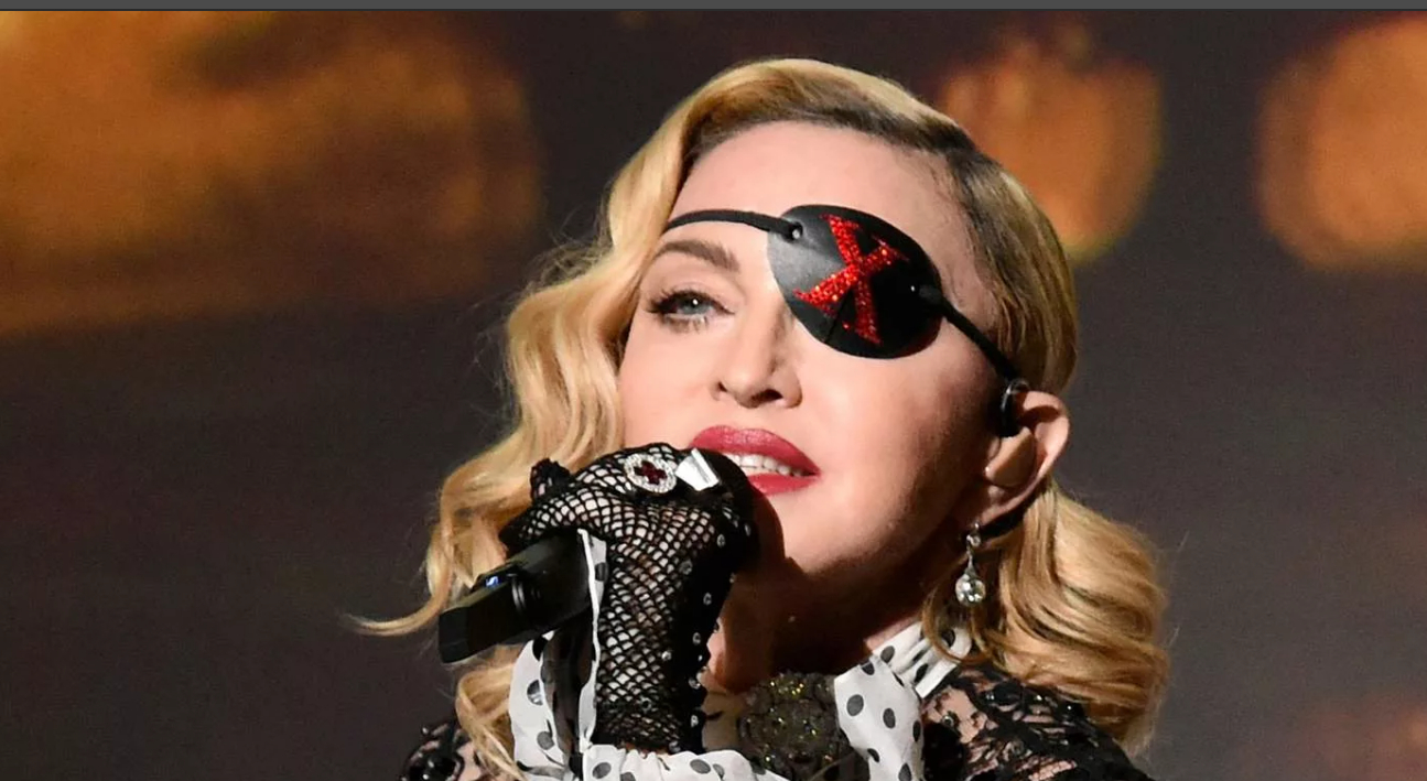 Американская певица Madonna опубликовала в своих соцсетях видеоролик, где ест флаг Украины