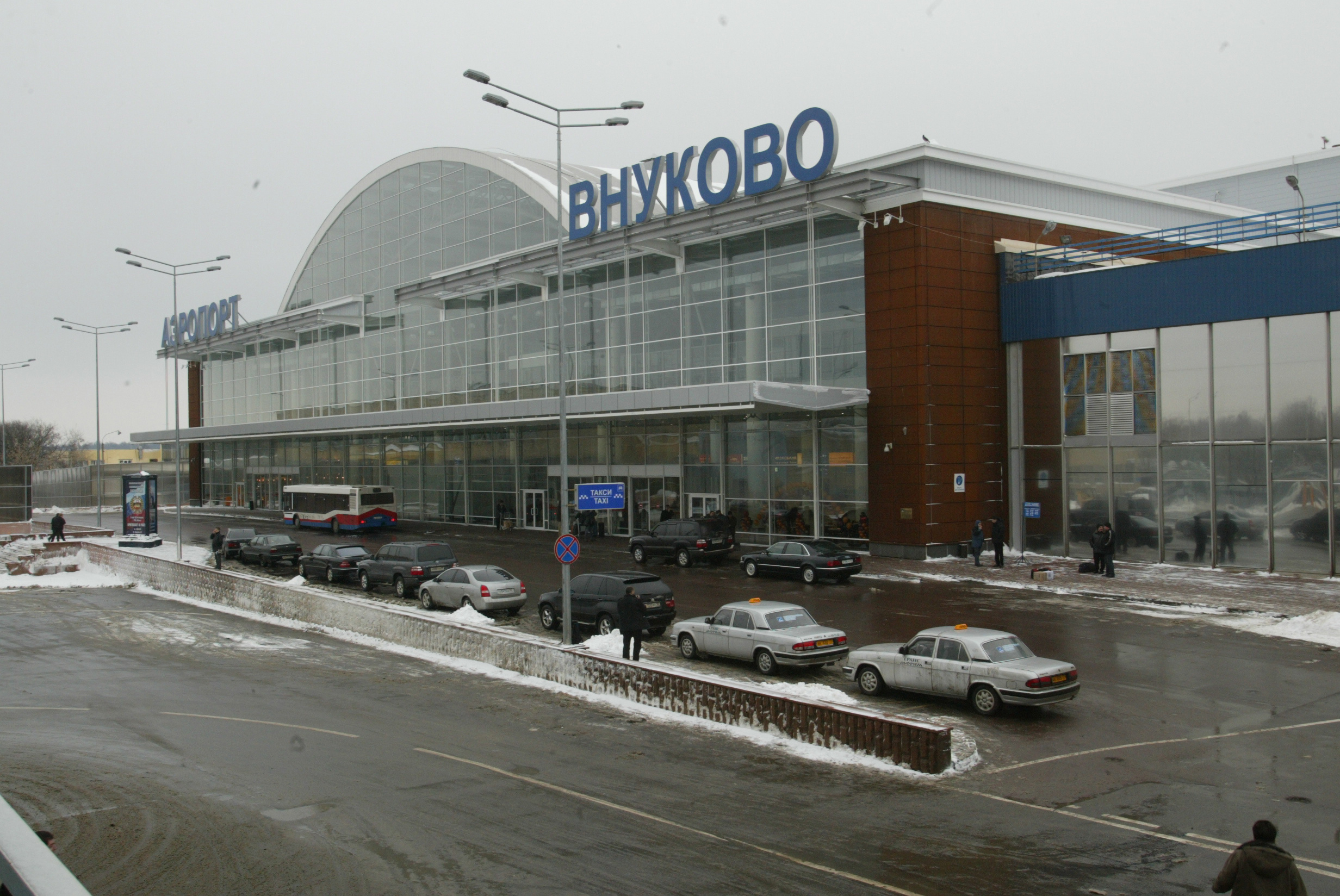 Во Внуково севшие самолеты не могут подъехать к трапам из-за гололеда