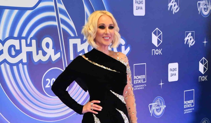 Стилист Александр Васильев назвал старомодным бархатное платье Леры Кудрявцевой