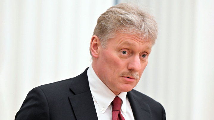 Песков: чиновники обязаны ездить в Донбасс