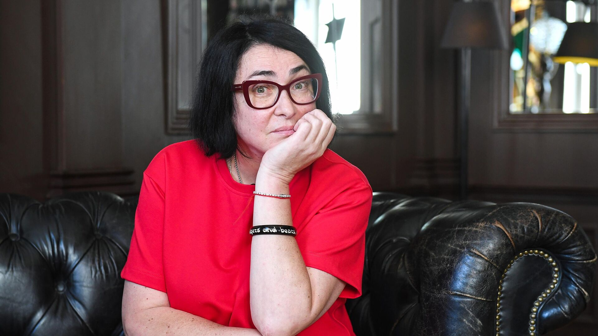 58-летняя певица РФ Лолита Милявская вышла из дома в короне с зелеными камнями