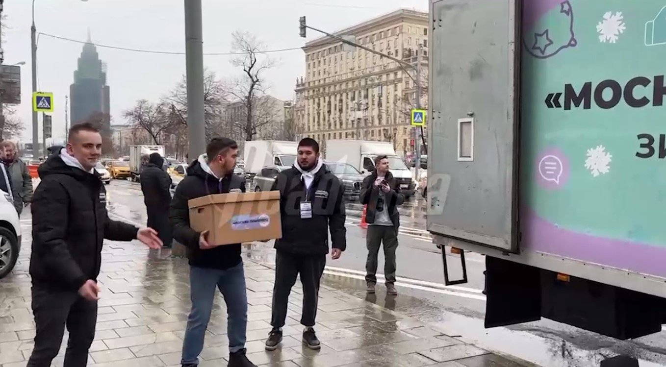 Московские волонтеры вновь отправили новогодние подарки военным в зону СВО