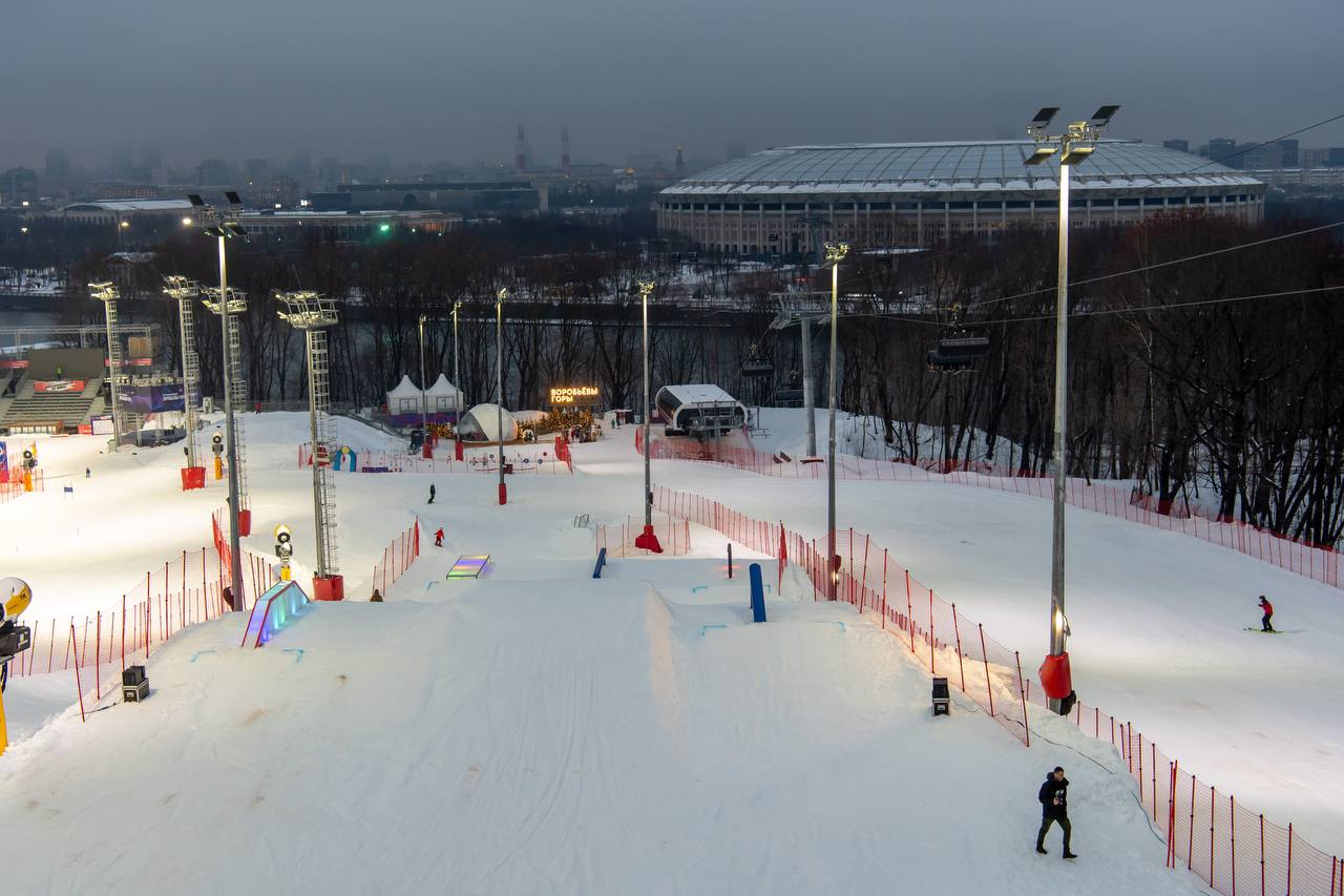 На Воробьевых горах в Москве открылся долгожданный горнолыжный комплекс