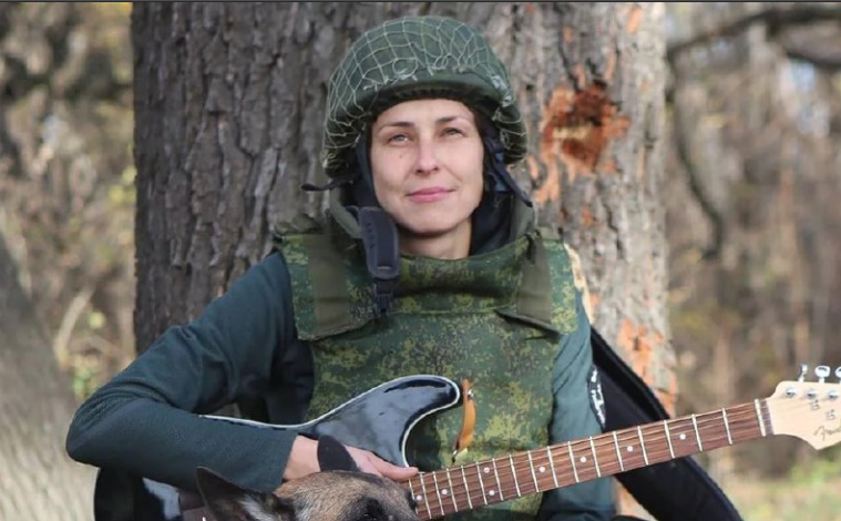 Юлия Чичерина подарила свою гитару снайперу из Новосибирска