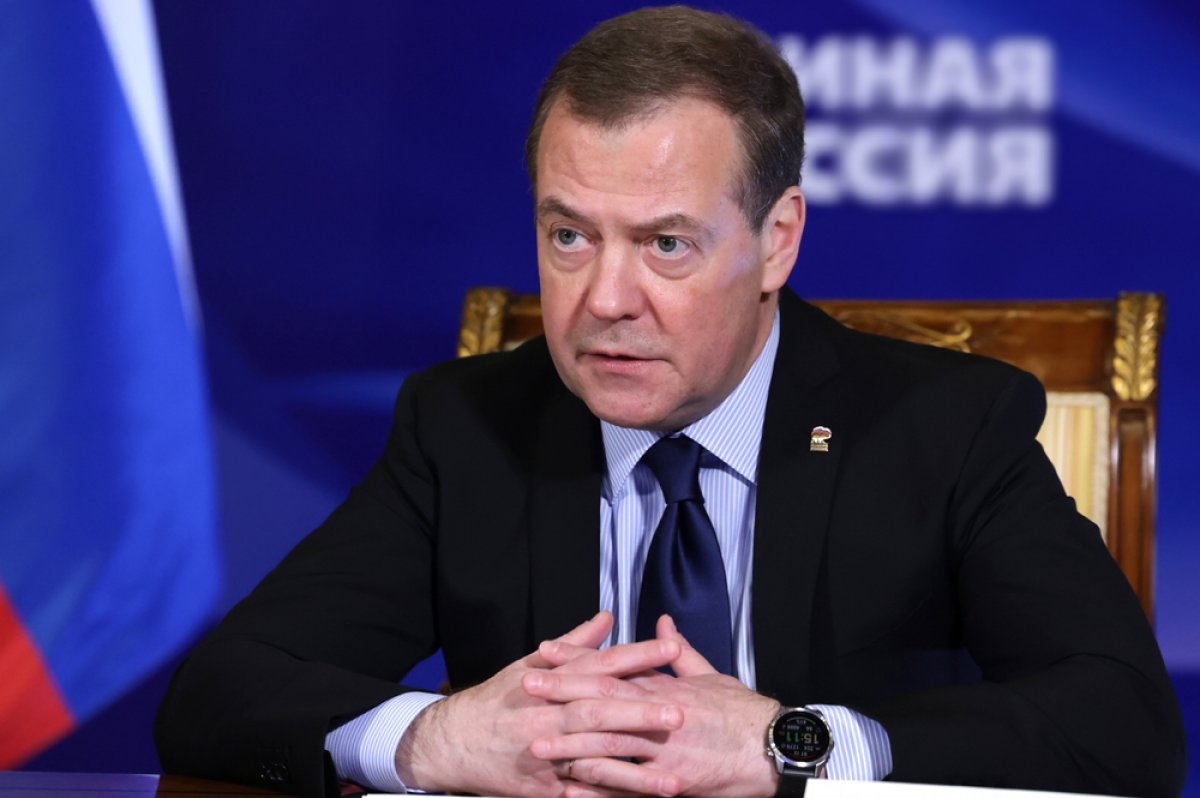 Медведев предложил пускать уехавших из страны россиян лишь после раскаяния