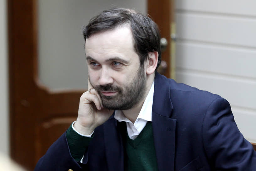 Силовики проводят обыски в семи регионах по делу экс-депутата Ильи Пономарева