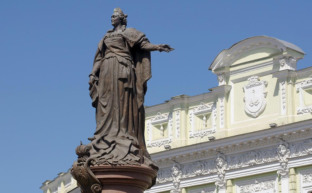 В Одессе снесли памятник Екатерине II и Александру Суворову