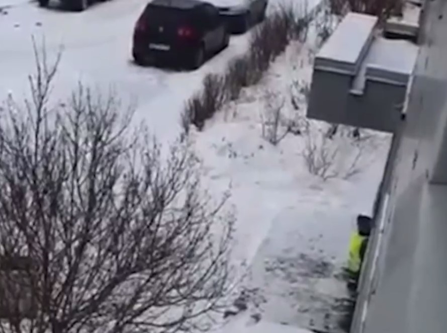 В пригороде Петербурга воспитатели забыли ребенка на улице