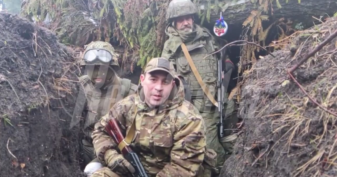 Военнослужащие шлют соотечественникам поздравления из окопов