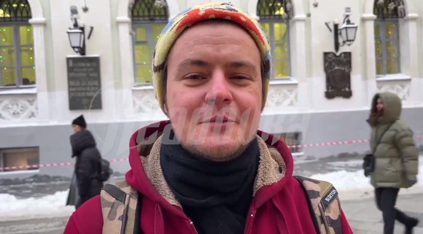 Москвичи передали поздравления соотечественникам в стиле новогоднего обращения президента