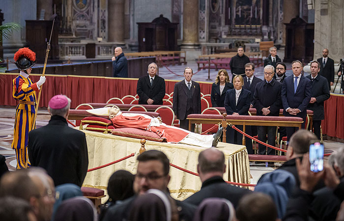 В Ватикане началась церемония похорон папы Бенедикта XVI