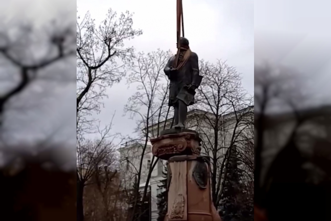 В Днепропетровске снесли памятник Михаилу Ломоносову