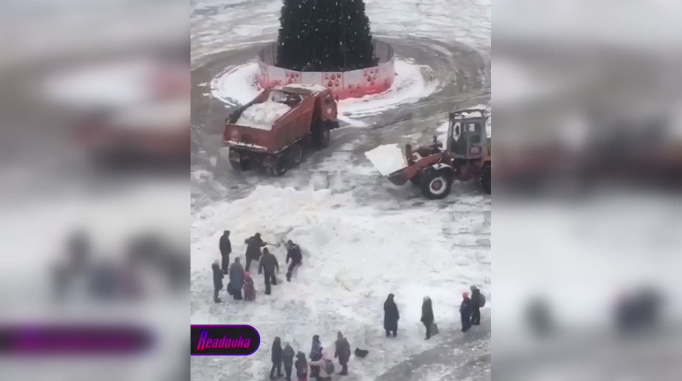 Коммунальщики из Ленобласти перестарались в борьбе со снегом и засыпали ребенка