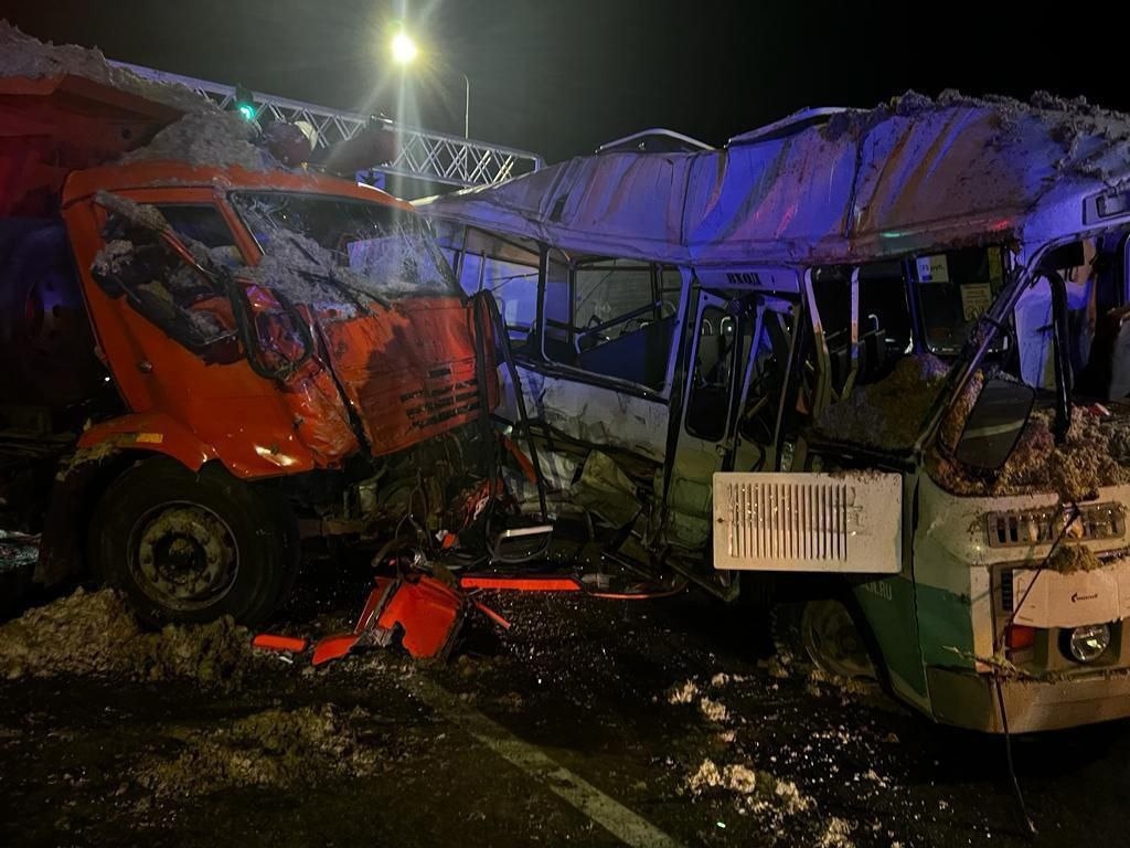 В Краснодарском крае в ДТП с большегрузом погиб водитель автобуса 