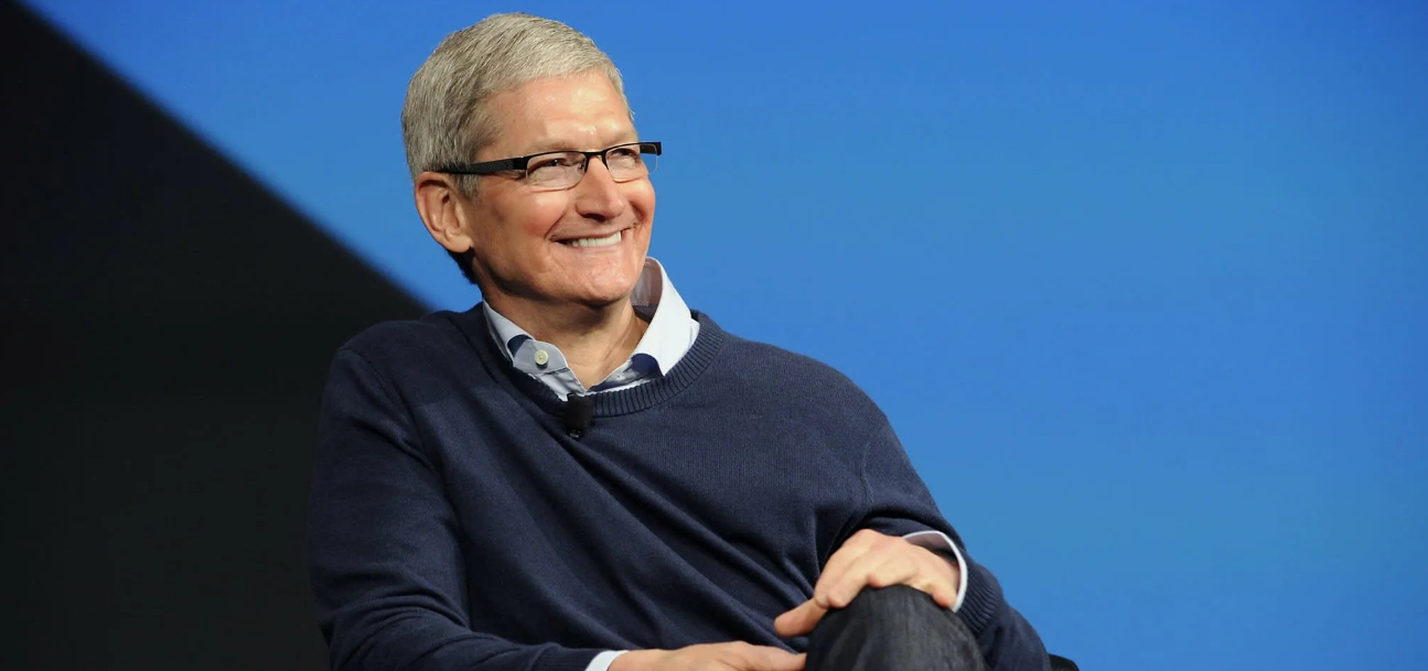 Apple в 2023 году понизит вознаграждение директора Тима Кука