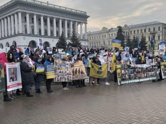 В Киеве жены и родственники пленных и пропавших без вести солдат ВСУ вышли на «марш вдов»