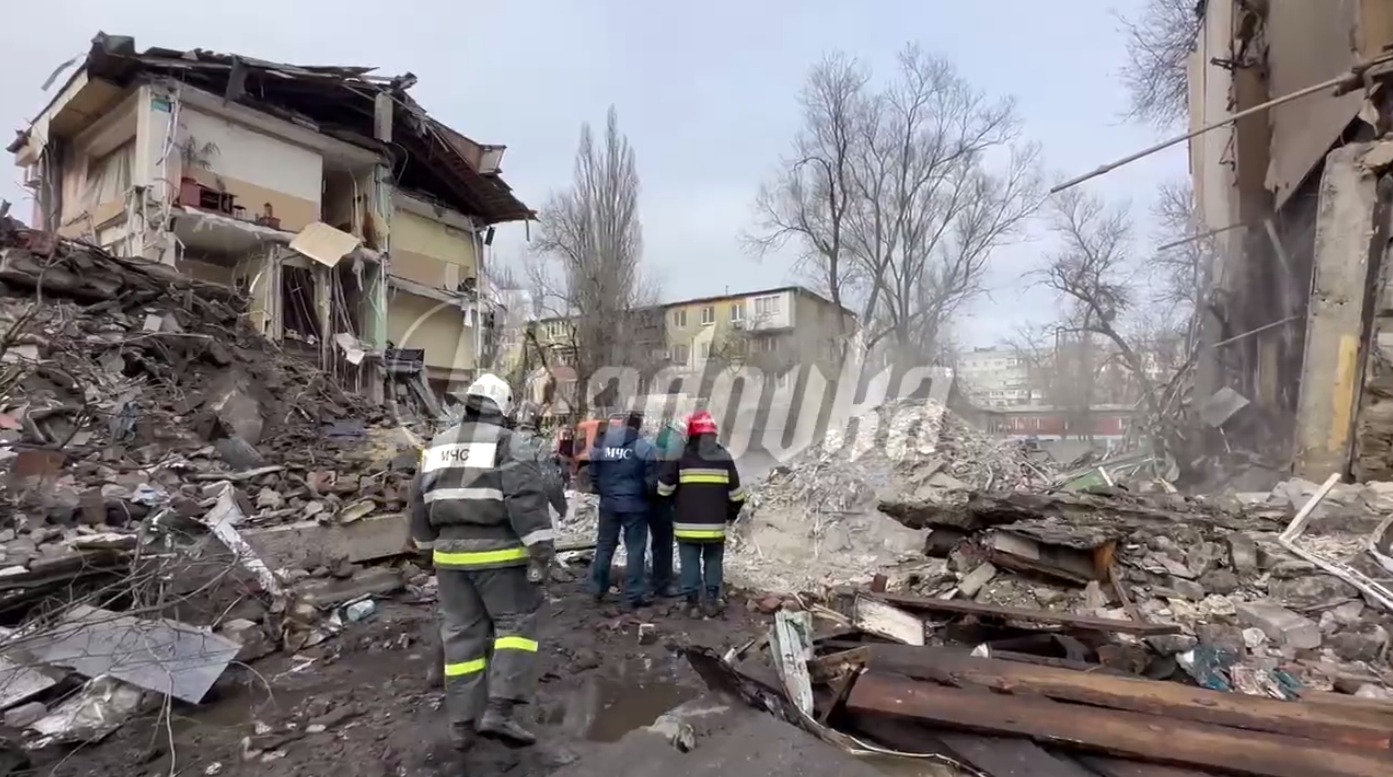 В Донецке из-под завалов за сутки спасатели вытащили тела трех человек