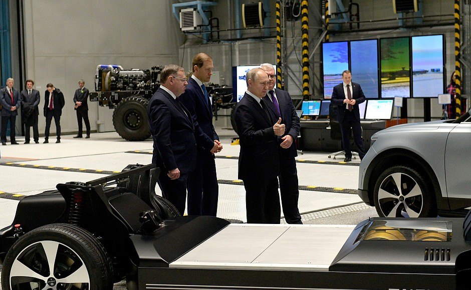 Путин посетил Обуховский завод в Петербурге и ответил на вопросы сотрудников
