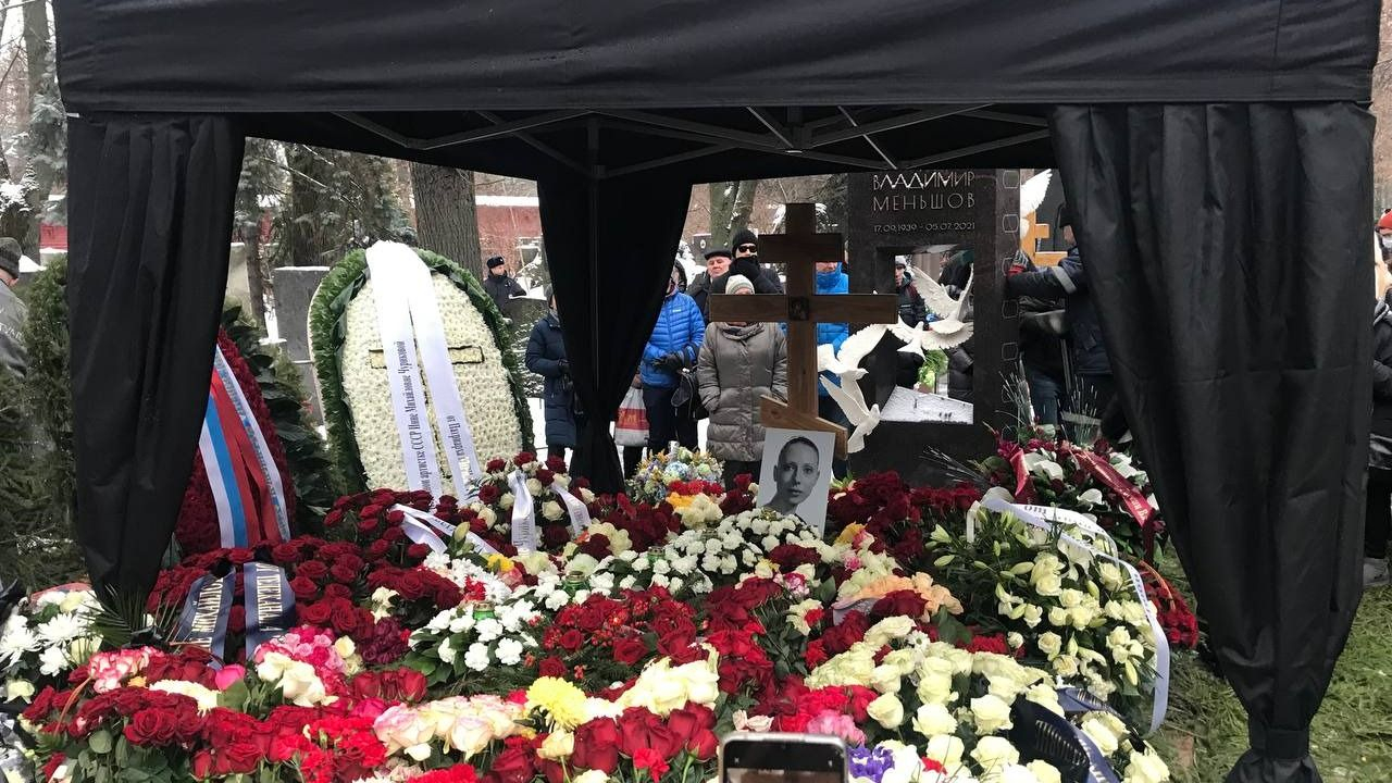 Поведение поклонников на могиле Инны Чуриковой возмутило священников