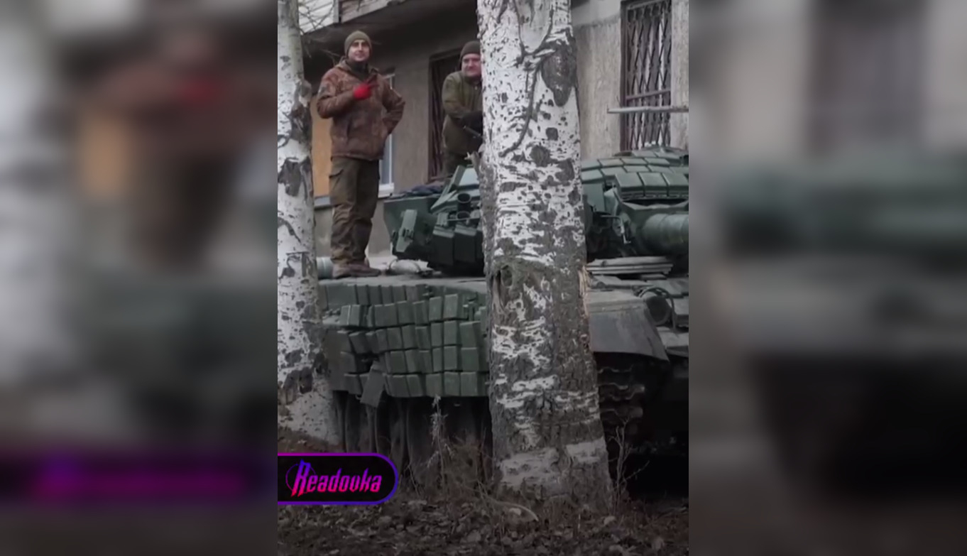 Британские СМИ показали, как ВСУ прячут танки за жилыми домами в Артемовске
