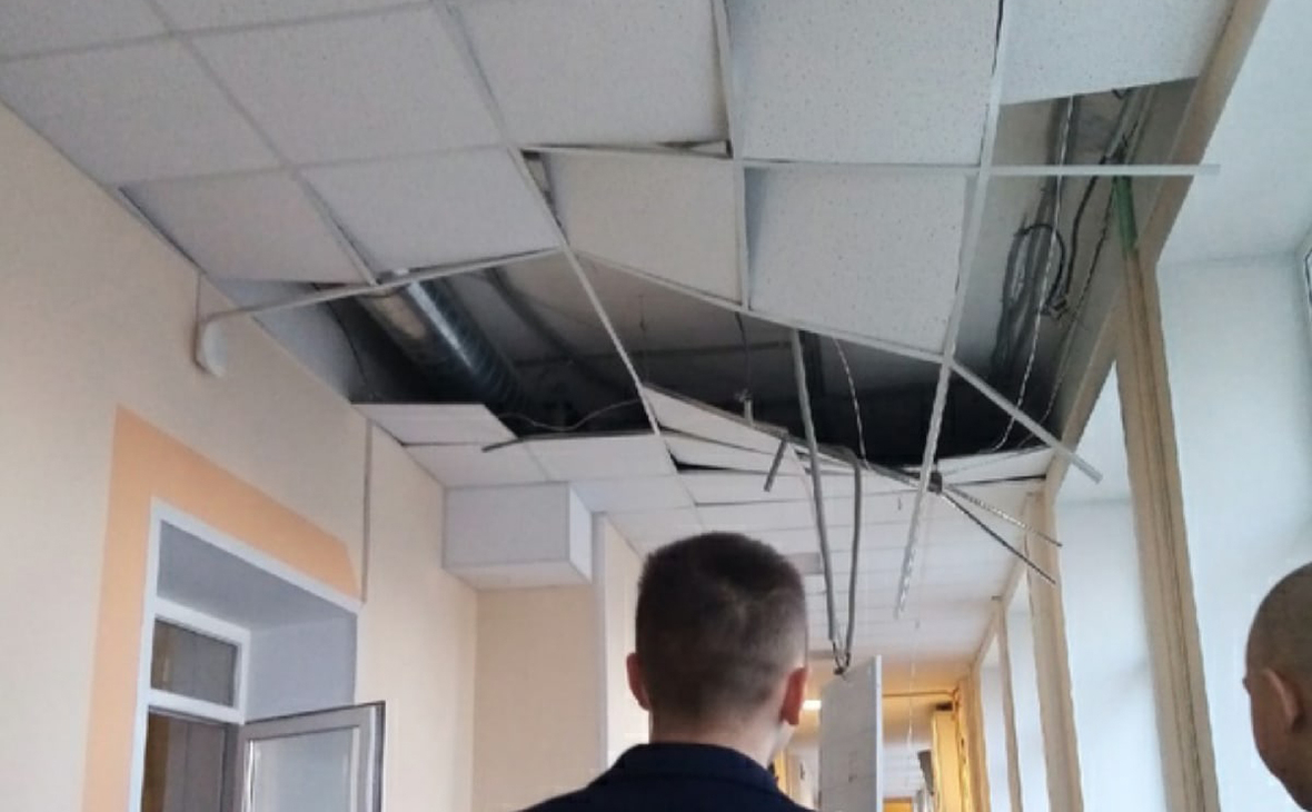 На Колыме в школе во время урока на третьеклассников упал потолок