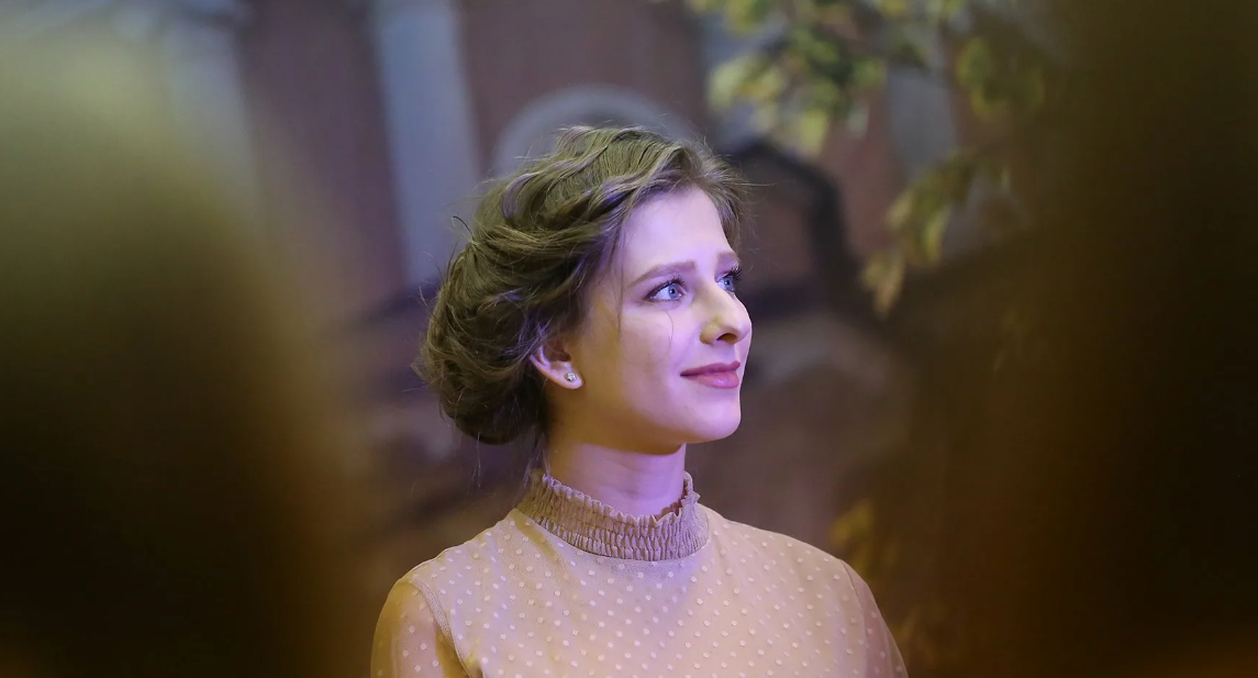 27-летняя актриса театра и кино Лиза Арзамасова не подтвердила слухи о второй беременности