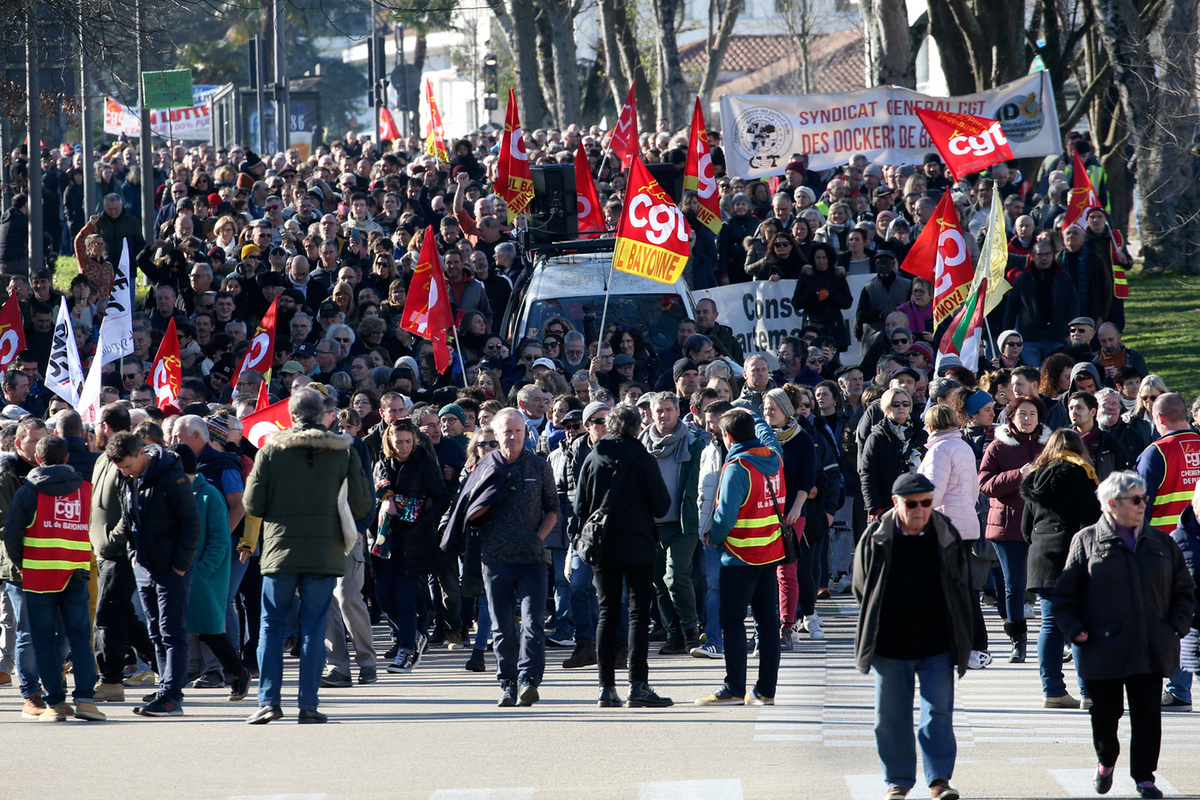 Новая волна протестов во Франции переросла в массовые драки с полицией