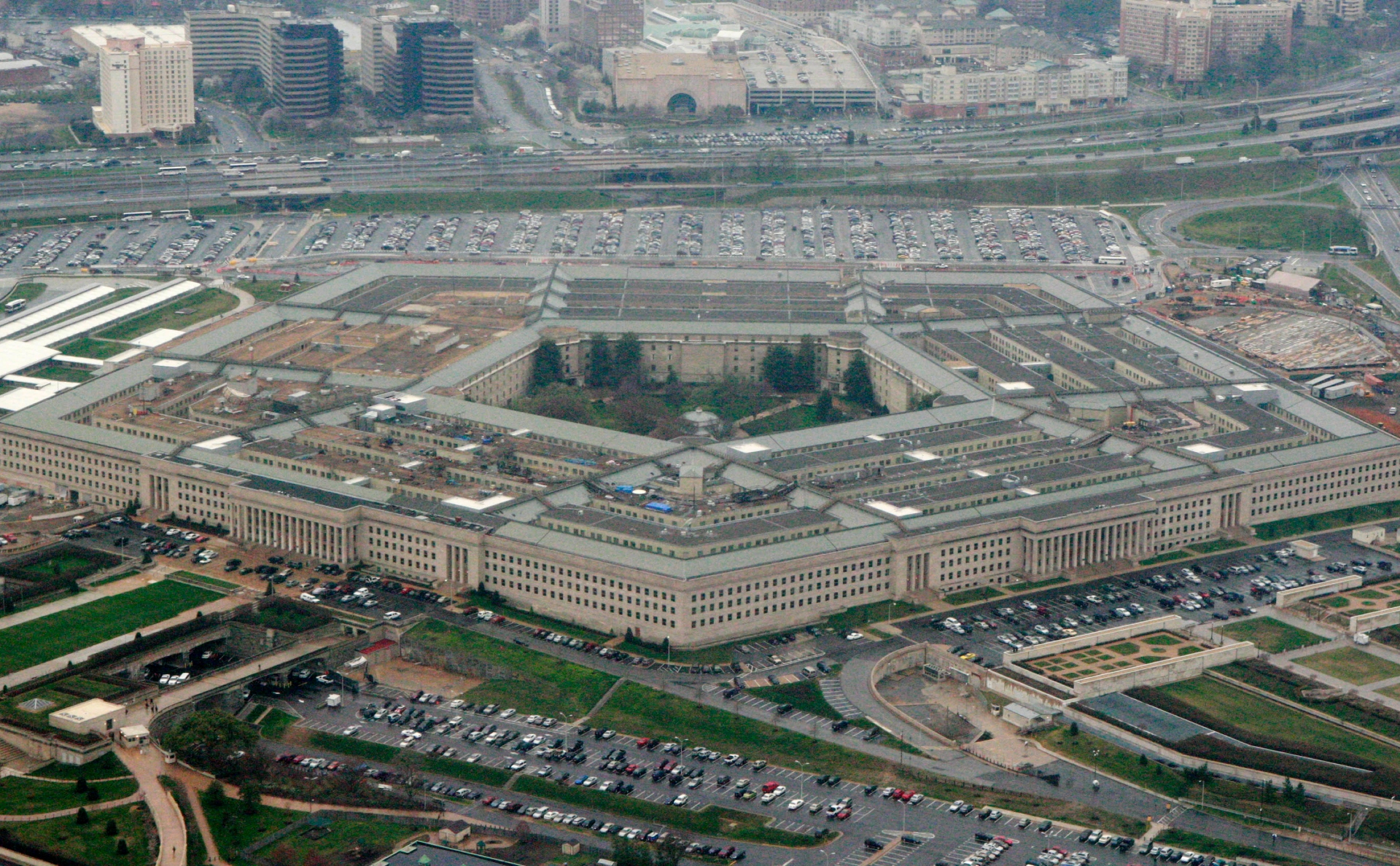 США не станут  сбивать китайский аэростат из-за риска для людей на земле