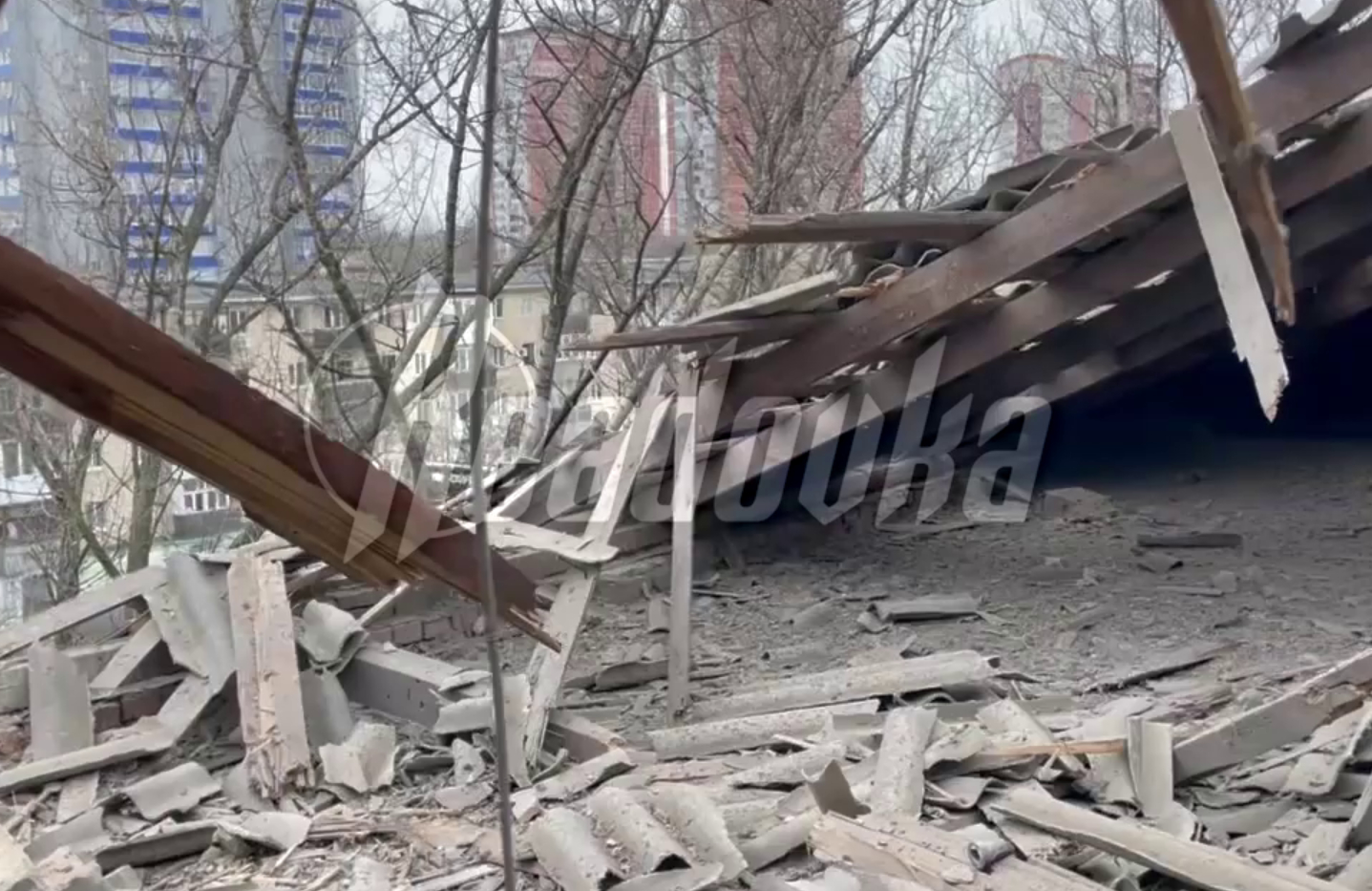 Под завалами разрушенного ВСУ снарядом дома в Донецке могут находиться пять человек 