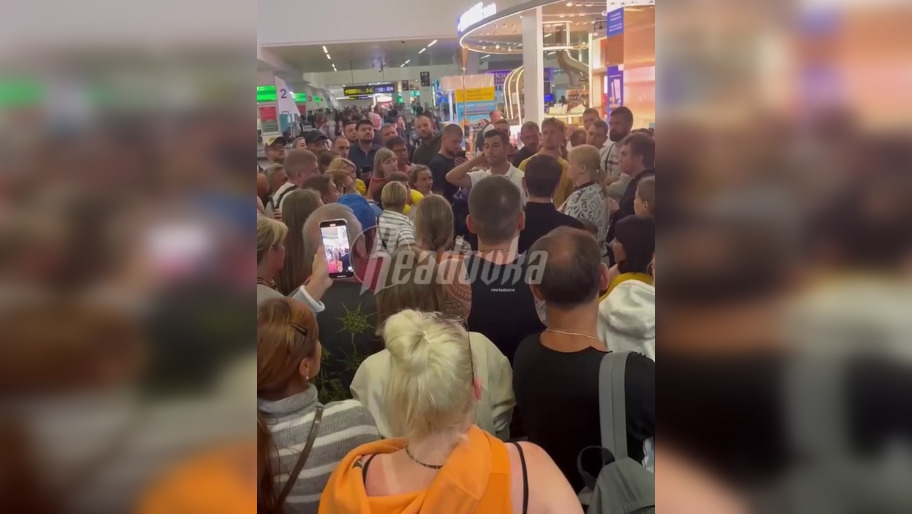 Из-за взорвавшегося шасси самолета россияне просидели шесть часов в аэропорту Пхукета