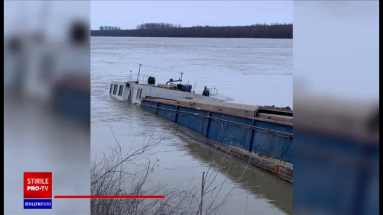 Румынская баржа с 860 т украинского зерна затонула в порту Рени в Одессе