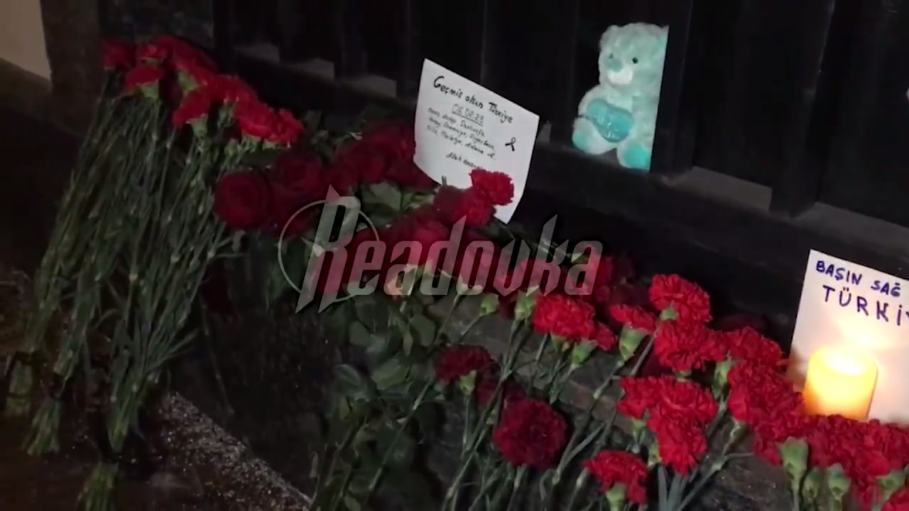 К посольству Турции в Москве несут цветы в память о жертвах землетрясения