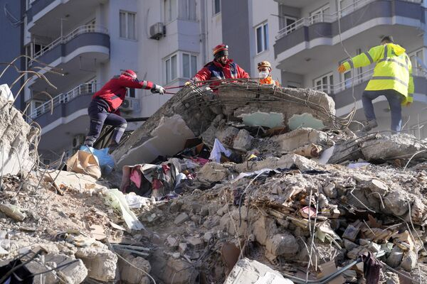К россиянам, находящимся под завалами в Хатае, выслали 50 российских спасателей и 11 врачей