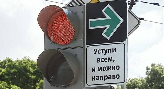 «Мы теперь зеленый ждем»: водителей РФ начали штрафовать за проезд на желтый свет