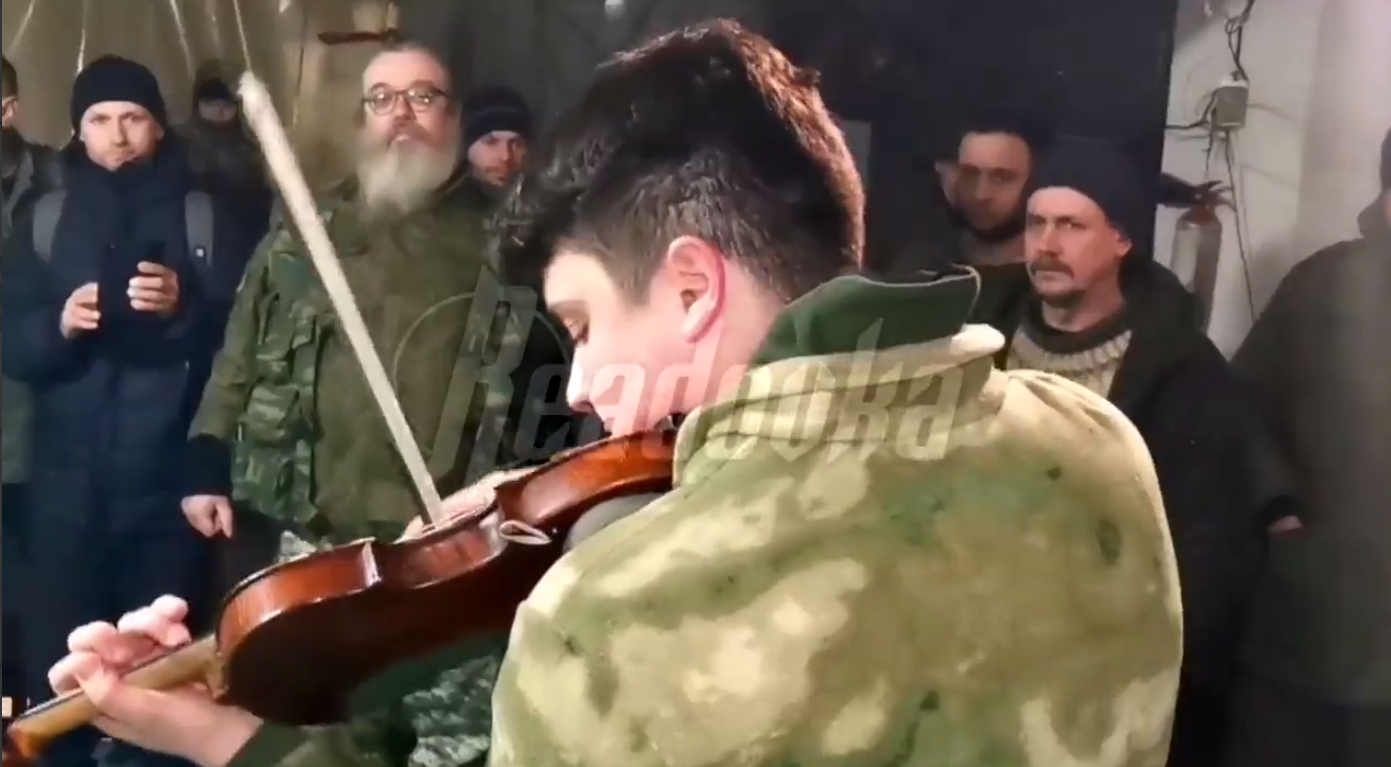Луганских мобилизованных бойцов навестили известный скрипач и священники