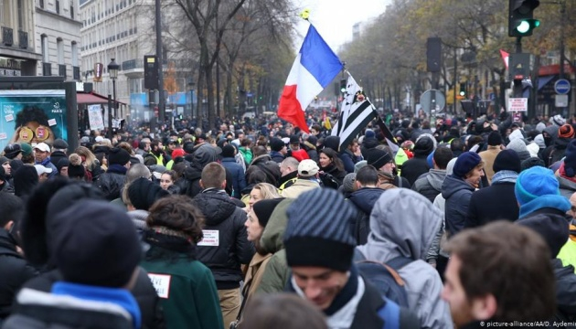 Во Франции проходят забастовки против поставок оружия Украине