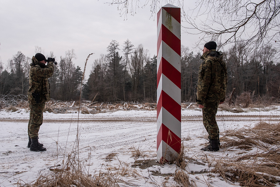 На польско-белорусской границе военные Польши продолжают испытывать беженцев