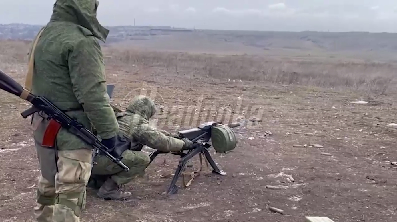 Российская армия в свободное время совершенствуется в стрельбе на полигоне