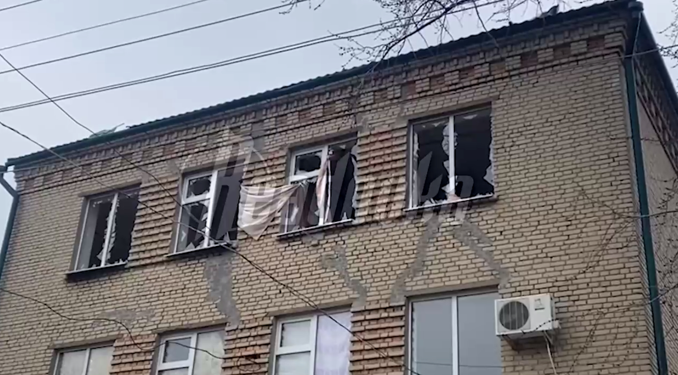 Жители Токмака показали разрушения своих домов от обстрелов ВСУ