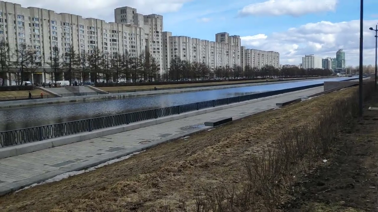 В Питере нашли бездыханное тело подростка, лежащее на крыше автомобиля Renault