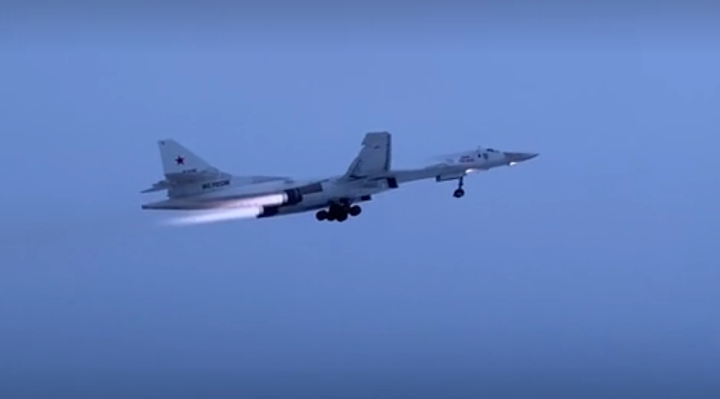 Ту-160 выполнили плановый полет в акватории Баренцева и Норвежского морей