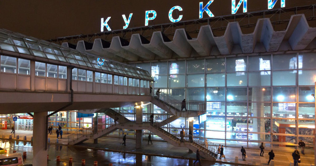 Мужчину с предметами, похожими на гранаты Ф-1, задержали у Курского вокзала в Москве